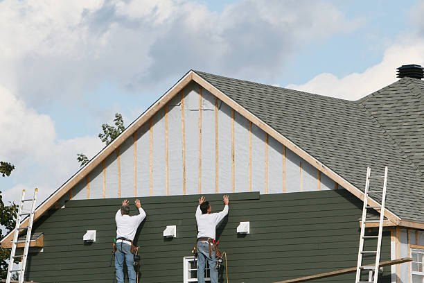 Professional Vinyl Siding technician working in Holmesville, OH